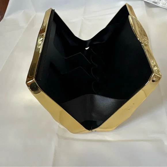 MAC Metallic Gold Compact Case - Picture 2 of 6